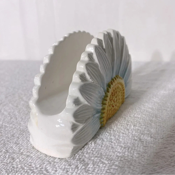 Vintage Ceramic Daisy With Lady Bug Napkin Holder - Picture 8 of 15